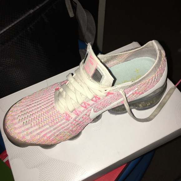 Pink women’s vapormax - Picture 3 of 3